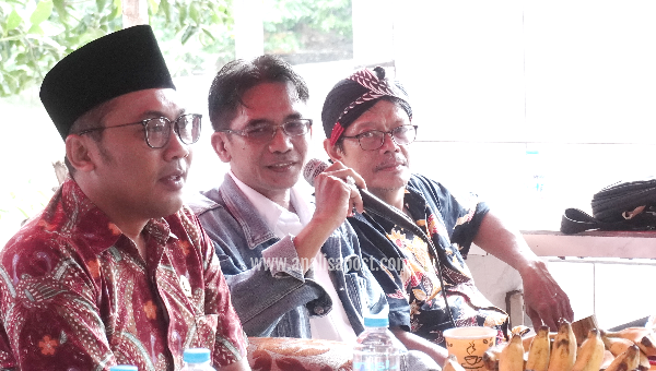 Ketua Komisi B DPRD Kota Surabaya, Mohammad Faridz Afif dan Ketua SMSI Kota Surabaya, Iskandar Pribowo