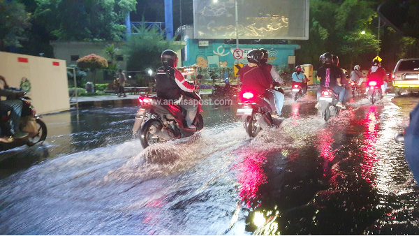 Kawasan Joyoboyo Masih Tergenang Air Akibat Pipa PDAM Bocor