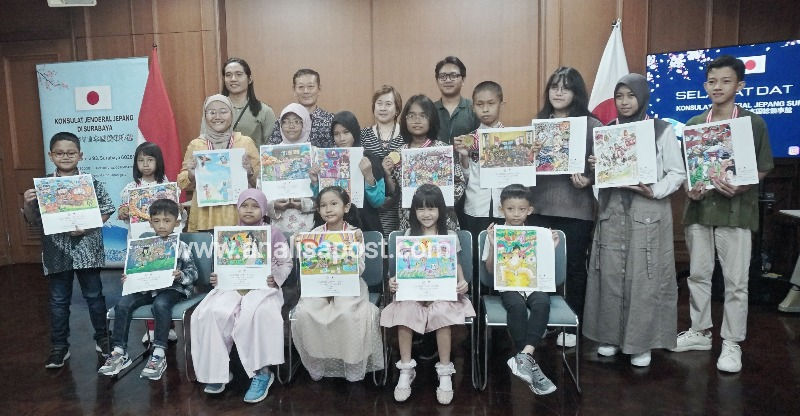 Acara diakhiri dengan penyerahan hadiah dan foto bersama