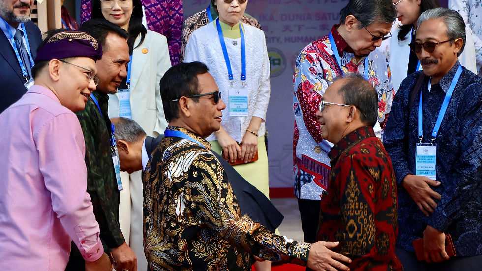 Gubernur Bali Wayan Koster menyambut Mahfud MD saat menghadiri pembukaan The 3rd World Civilizations Harmony Forum di Hotel Renaissance Bali Uluwatu, Badung, Senin (29/6)