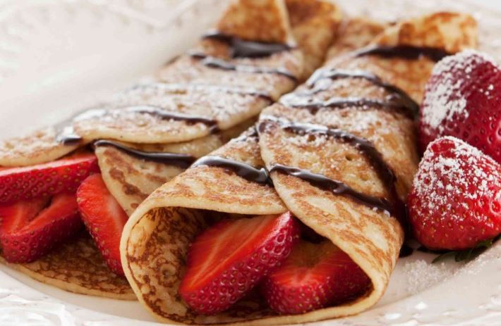 Pancake tipis yang bisa disajikan dengan isian manis seperti cokelat, buah, dan krim