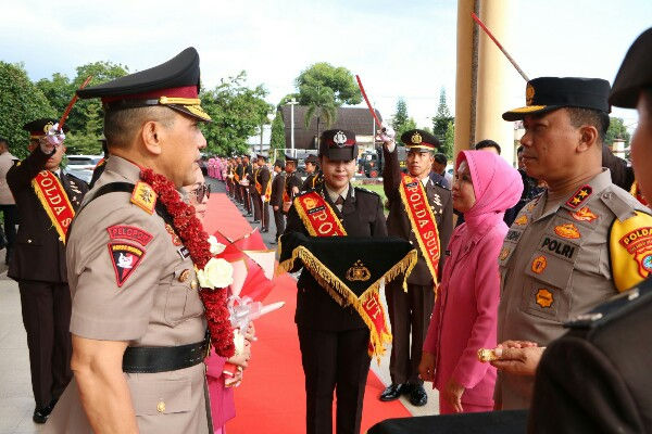 Irjen Pol Jan de Fretes secara resmi menyerahkan tugas dan tanggung jawab jabatan Wakapolda kepada Kapolda Sulut, Irjen Pol Yudhiawan.