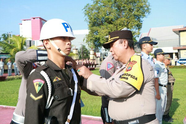 Irwasda Polda Sulut, Kombes Pol Bayu, melakukan penyematan pita operasi kepada perwakilan anggota TNI