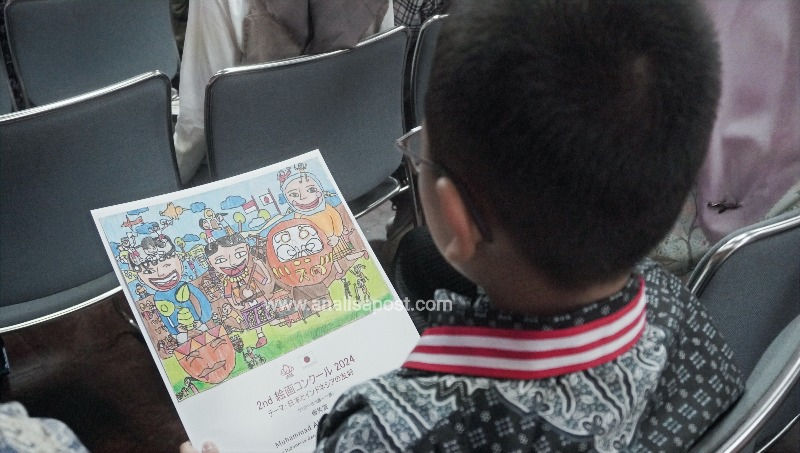 Muhammad Althaf Hidayatuhhah dengan karyanya orang Indonesia dan orang Jepang bersenang-senang