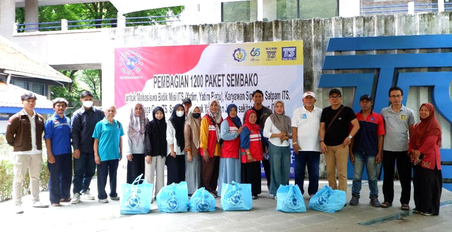 Keceriaan tampak dari wajah para penerima bantuan saat foto bersama usai kegiatan
