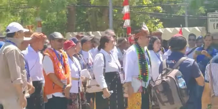 Brigjen TNI Simon Petrus Kamlasi dan Adrianus Garu Daftar Calon Gubernur, Berjalan Kaki ke KPU Bersama Tokoh Adat