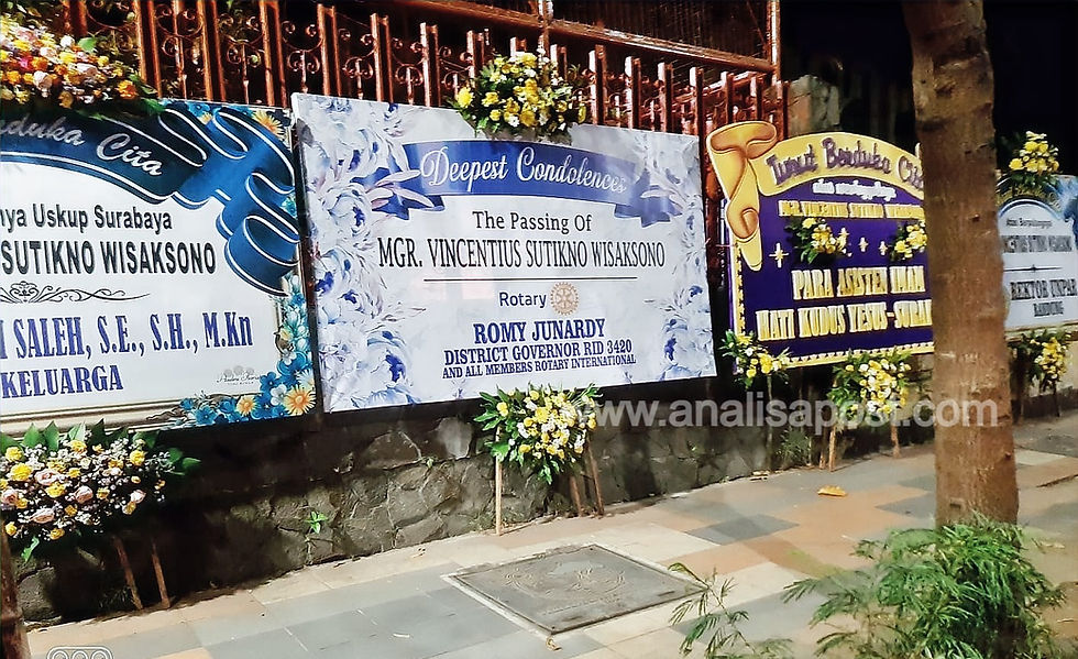 Papan bunga ucapan duka memenuhi halaman Gereja Katedral hingga di sepanjang jalan Polisi Istimewa