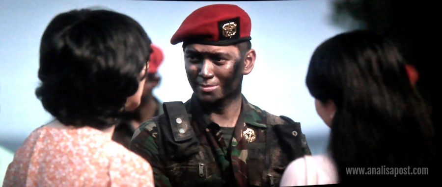 Agus (Ajil Ditto) bersama Evi (Adinda Thomas) dan ibu mertuanya (Maudy Koesnaedi), dua sosok perempuan yang menjadi kekuatan utama dalam hidupnya