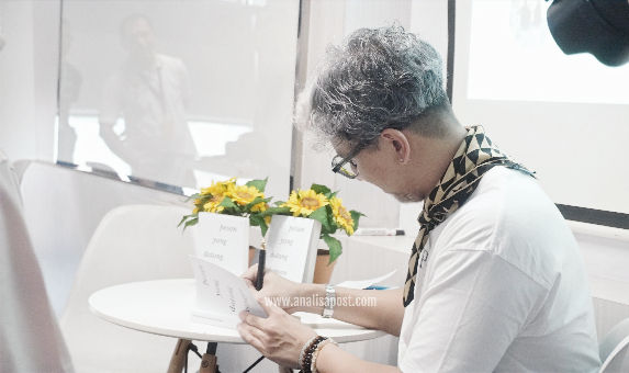 Didiet Maulana menandatangani buku kedua Pesan Yang Datang Belakangan