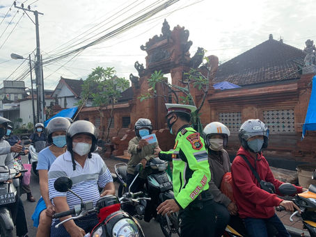 Cegah Penularan Covid-19 Satlantas Polres Badung Bersama Instansi Terkait Bagikan Masker
