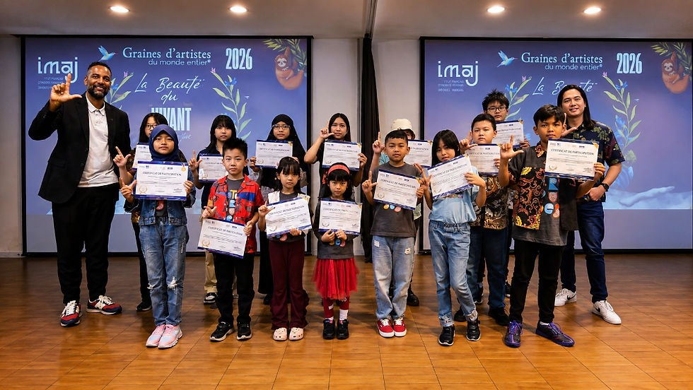 Para peserta Lotus Art Courses berfoto bersama usai menerima sertifikat dalam ajang Graines d’artistes du monde entier 2026. 
