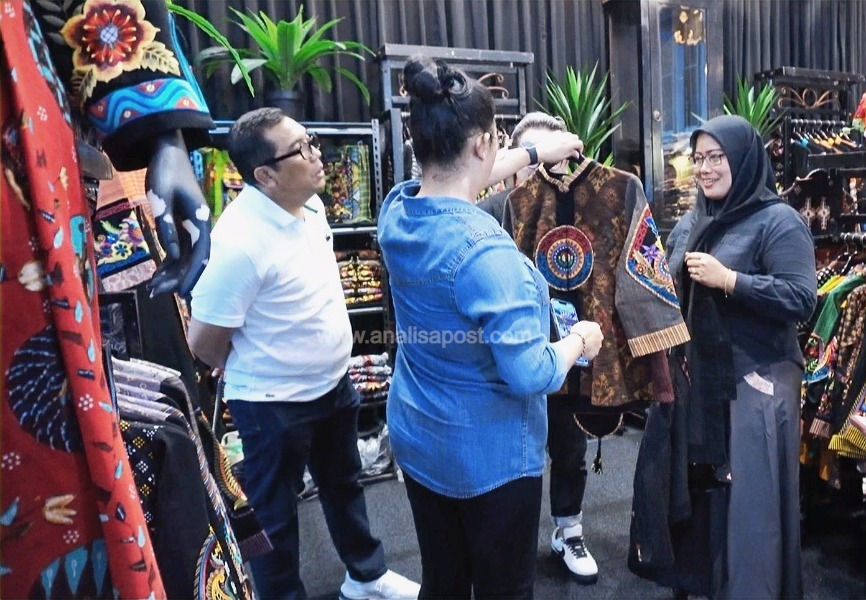 Ny. Rai Wahyuni Sanjaya, memuji hasil produksi pelaku lainnya saat mengunjungi setiap gerai UMKM dalam pameran
