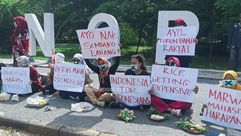 Harga Sembako Mencekik, Emak-Emak Demo di Bundaran ITS
