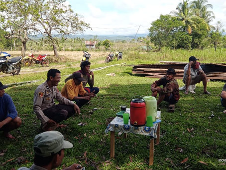 Bhabinkamtibmas Polsek Libureng Bercengkrama Dengan Masyarakat