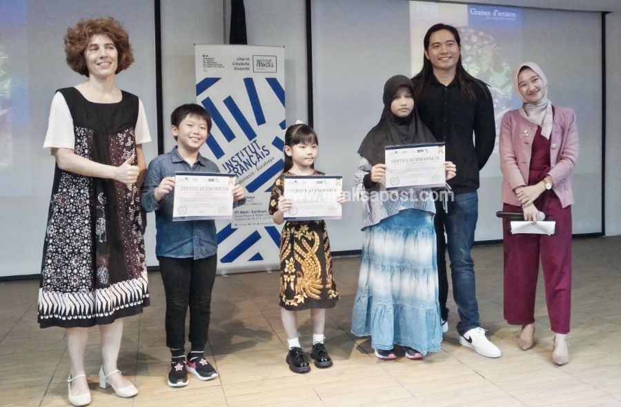 Juara Tingkat Ketiga katagori usia 10-13 tahun, menerima sertifikat penghargaan hasil lomba internasional UNESCO Prancis, di Institut Francais Indonesia (IFI) Surabaya