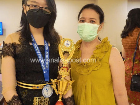 Vania Valencia Claresta Lulus Dengan Predikat Best Student