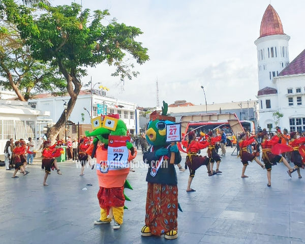 Si Mbois Moskot KPU Surabaya Kunjungi Kota Tua Diiringi Pawai Budaya