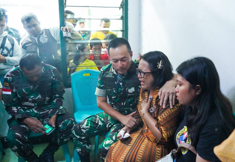 Pangdam IX/Udayana Mayor Jendral TNI Piek Budyakto mendatangi rumah duka Prada Lucky Cepril Saputra Namo