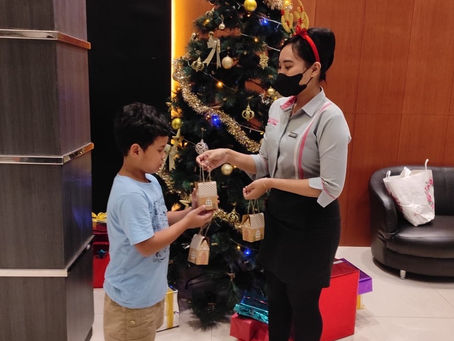 Berbagi Sukacita Natal Bersama Tamu di Favehotel Rungkut Surabaya