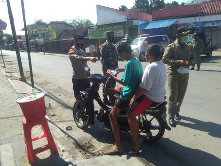 Babinsa Juwangi Mengimbau Warga Yang Melaksanakan Aktivitasnya ”Boyolali Di Rumah Saja”