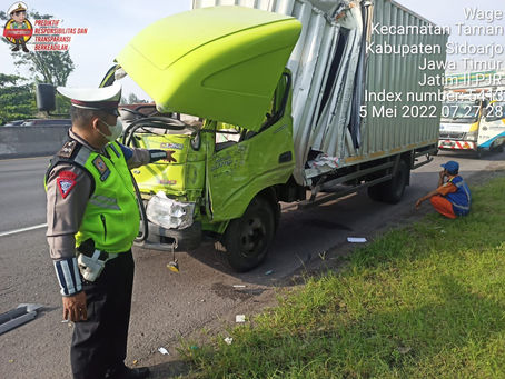 Akibat Ban Selip, Truck Box Tabrak Tiang Overpas di Tol Waru
