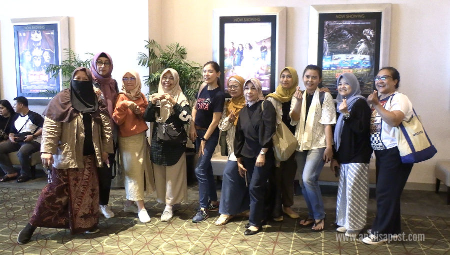 Olga Lydia foto bersama para fans usai nonton bareng di XXI Ciputra World Surabaya