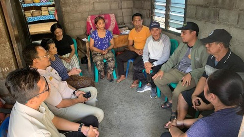 Dinsos P3A Buleleng, Disdikpora Buleleng, serta Camat Banjar mengunjungi rumah duka di Desa Sidatapa, Kecamatan Banjar.