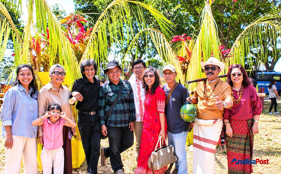 Drs. Jacobus Kamarlo Mayong Padang (Baju hitam) berfoto bersama di sela kegiatan ibadah syukur dan pesta budaya.