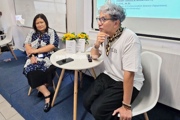 Dian Wulandari, Kepala Perpustakaan UK Petra dan Didiet Maulana