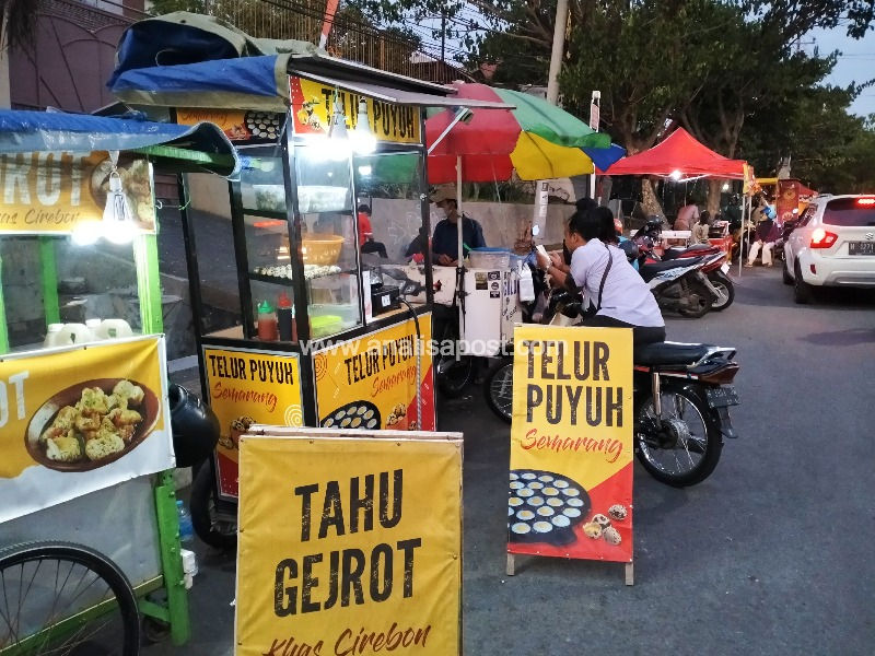 Banyak jenis jajanan di PKL Suratmo