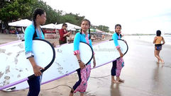 Enam Peselancar Tunarungu Taklukkan Ombak di Kartini Go Surf Pantai Kuta