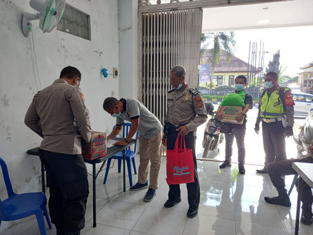 Personel Polsek Mengwi Serbu Posko Penampungan "Bali Peduli Semeru" Polres Badung