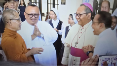 Bhikkhu Tudong Disambut Hangat Uskup Surabaya, Bawa Pesan Damai