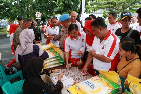 Sambut Ramadhan, Polda Sulut dan Bulog Gelar Pasar Murah