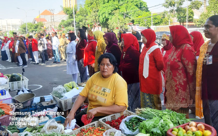 Upacara bendera di Pasar Karangmenjangan tidak hanya bersifat seremonial, tetapi juga menjadi sarana mempererat persatuan