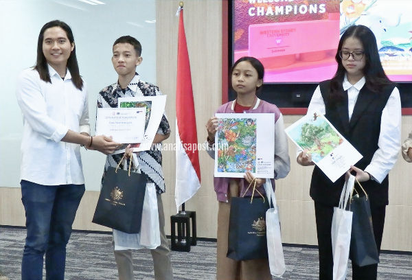 Founder lotus Art Courses, I Putu Mahendra.D.P.,S.Ds, berikan apresiasi kepada para pemenang