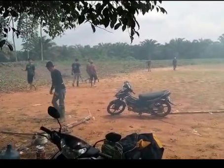 Babinsa Muspika Lakukan Gotong Royong Perbaikan Lapangan Bola