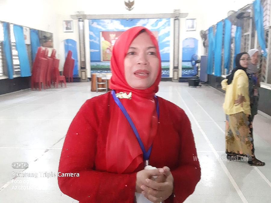 Salah satu panitia RW 7 Kelurahan Mojo, Elin