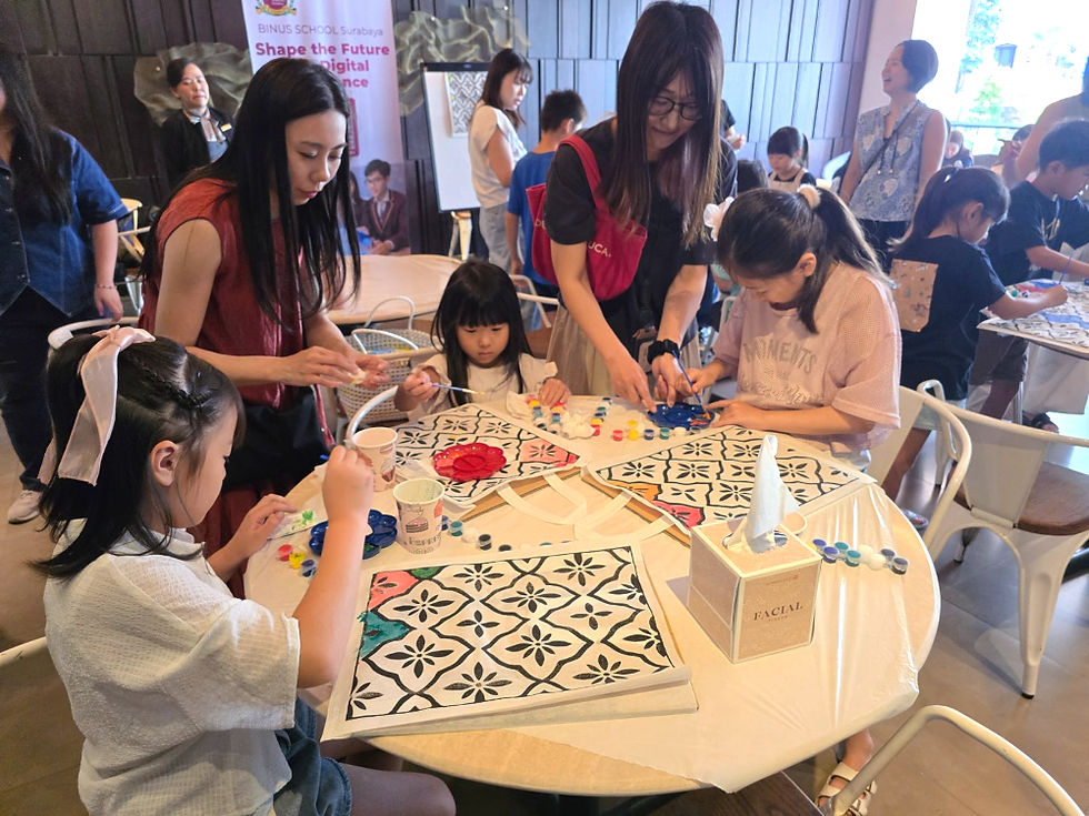 Anak-anak didampingi orang tua saat menghias tote bag bermotif batik Kawung dalam Batik Painting memadukan kreativitas, edukasi budaya, dan kebersamaan keluarga