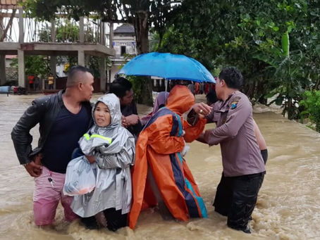 Viral Tiga Polisi Terjang Banjir Demi Membantu Penduduk Di Pulau Kangean Kabupaten Sumenep