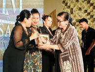 Putri Koster Dorong Kain Endek Bali Tembus Dunia Modeling Internasional