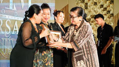 Putri Koster Dorong Kain Endek Bali Tembus Dunia Modeling Internasional