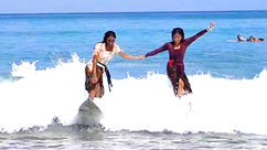 Peselancar Berkebaya Warnai Pantai Kuta, Usung Semangat Hari Kartini dan Inklusi