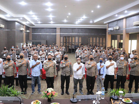 Humas Polres Ende Terima Penghargaan Dari Kapolda NTT