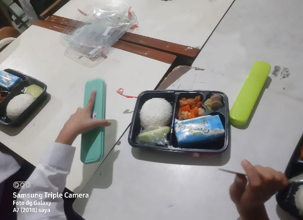 Menu yang di kemas dengan berbahan plastik