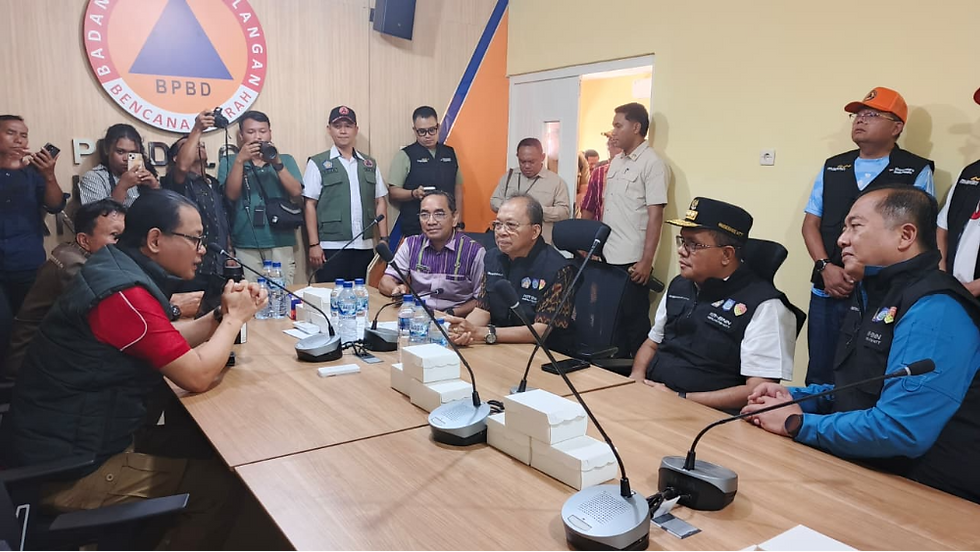 Gubernur Bali, Wayan Koster bersama Gubernur NTT Emanuel Melkiades Laka Lena, Gubernur NTB Lalu Muhammad Iqbal, Pangdam IX/Udayana Mayjen TNI Piek Budyakto dan jajaran melakukan koordinasi penanganan dampak gempa Flores di Posko Pusdalops BPBD Kabupaten Manggarai Bara