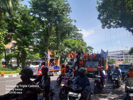 Peringati May Day, Ribuan Buruh Konvoi Padati Kota Surabaya
