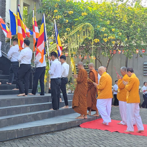 Peringati Waisak 2570 BE, Ratusan Umat Buddha Kelilingi Vihara dalam Ritual Pradaksina