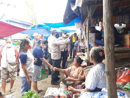 Kapolsek Detusoko Sambangi Pasar, Cek Ketersediaan Harga Minyak Goreng