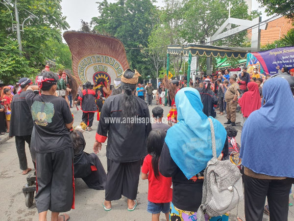 Banyak warga merasa senang bisa menyaksikan pertunjukan ini secara langsung di gereja